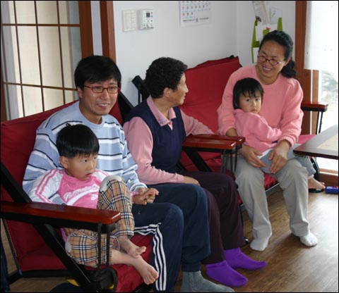 지금 시골에서 좀처럼 볼 수 없는 삼대의 사는 모습 